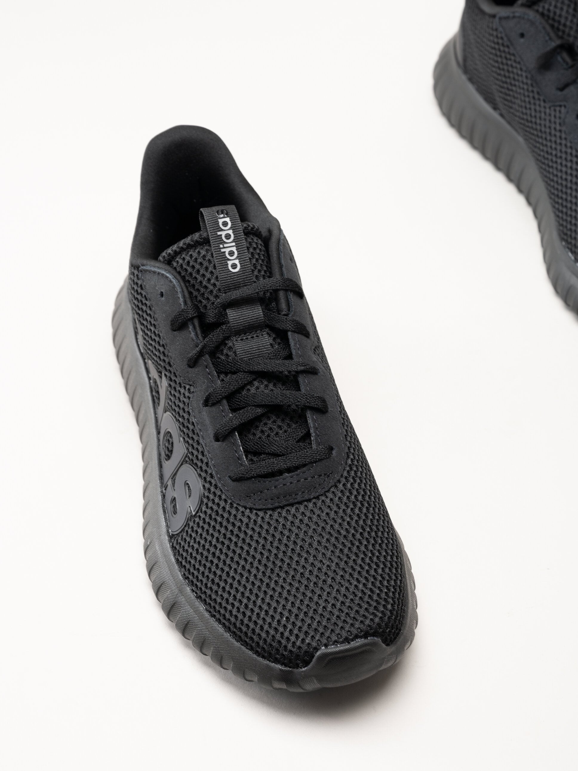 Adidas - Kaptir Base - Svarta sneakers i textil