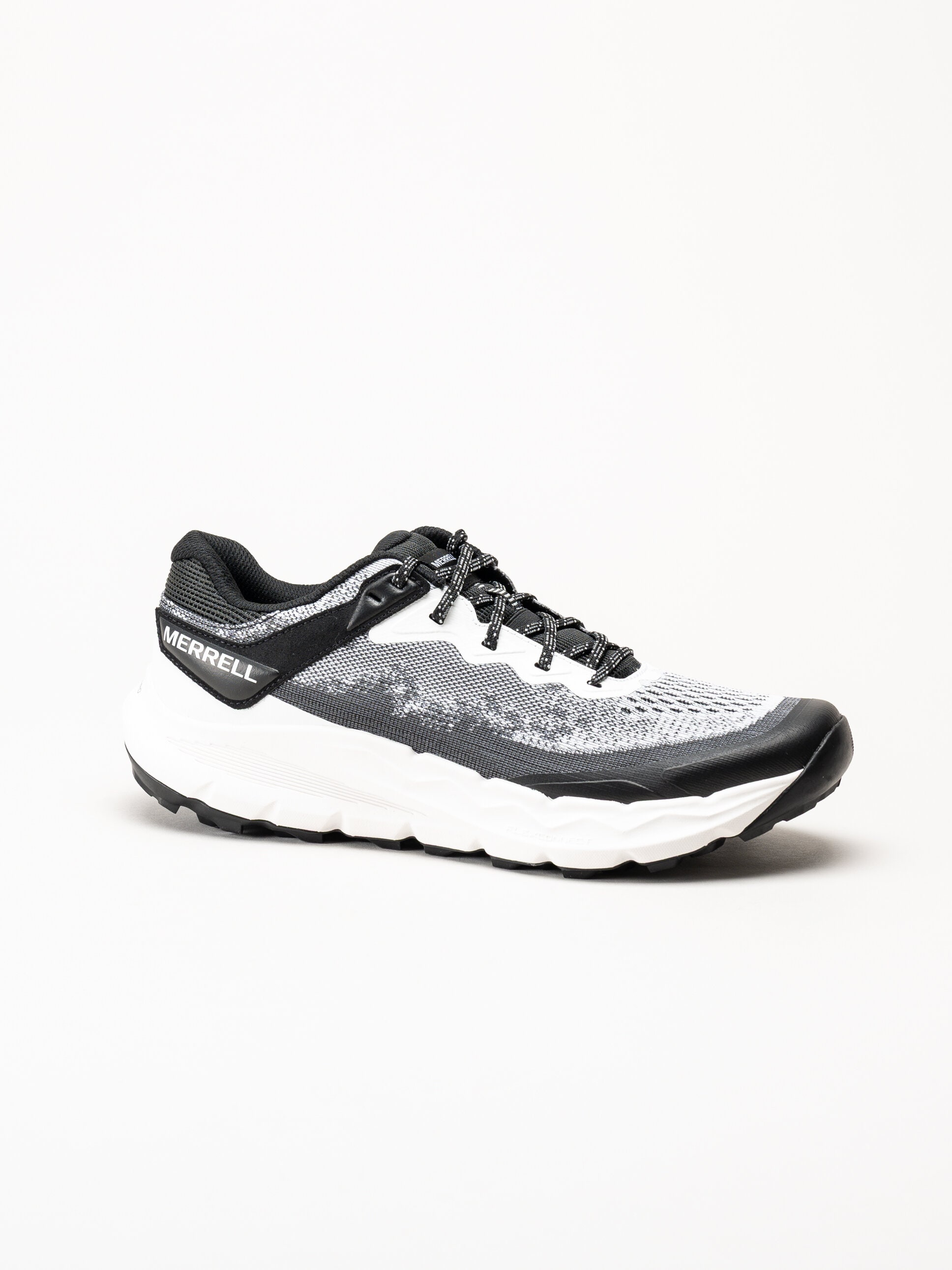 Merrell - Nova 4 - Svartvita sneakers i mesh
