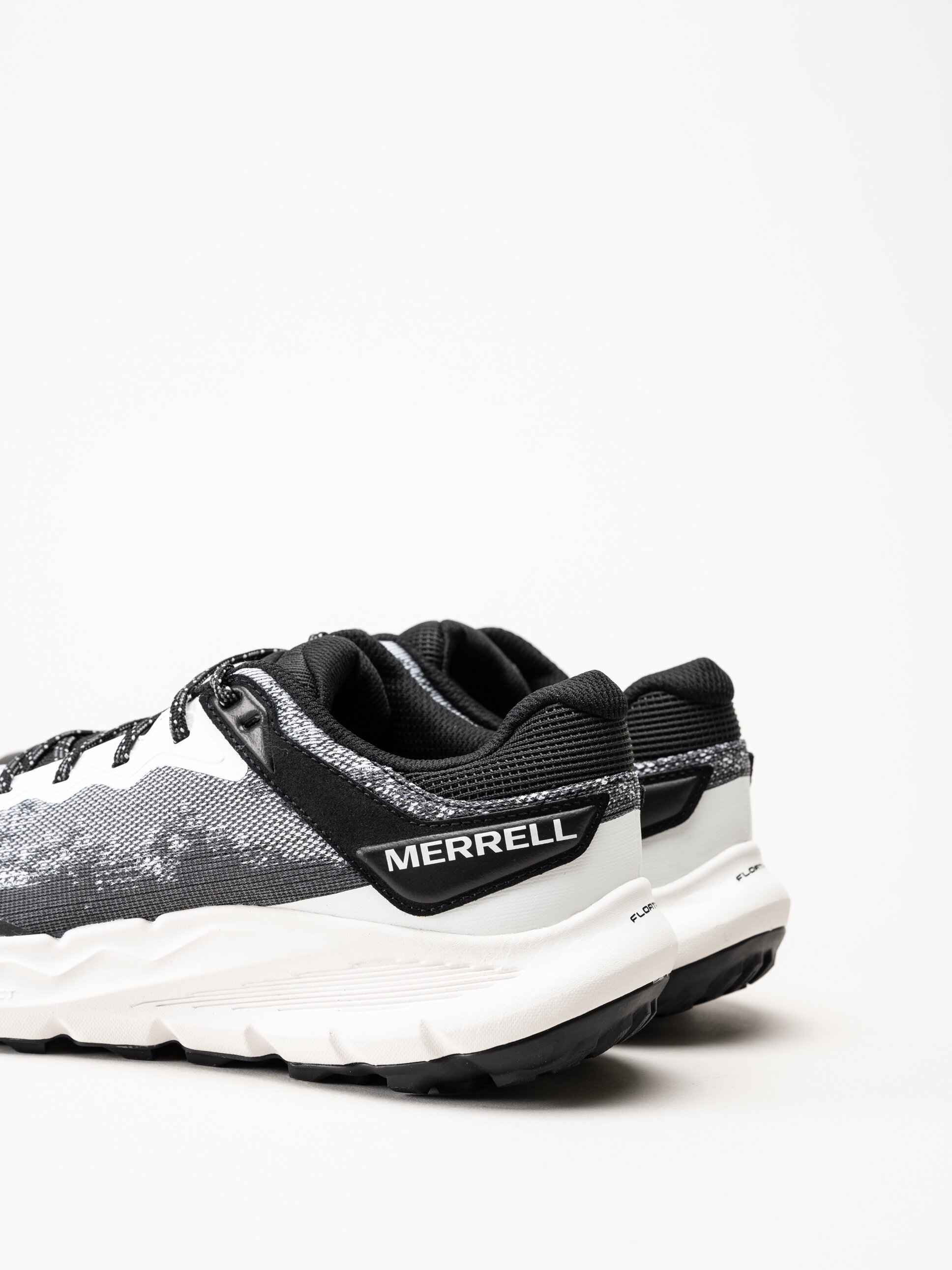 Merrell - Nova 4 - Svartvita sneakers i mesh