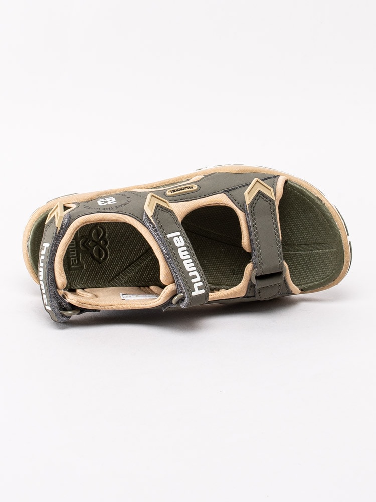64201019 Hummel Sandal Trekking Junior 205775-6754 Mörkgröna sandaler med beige partier-4