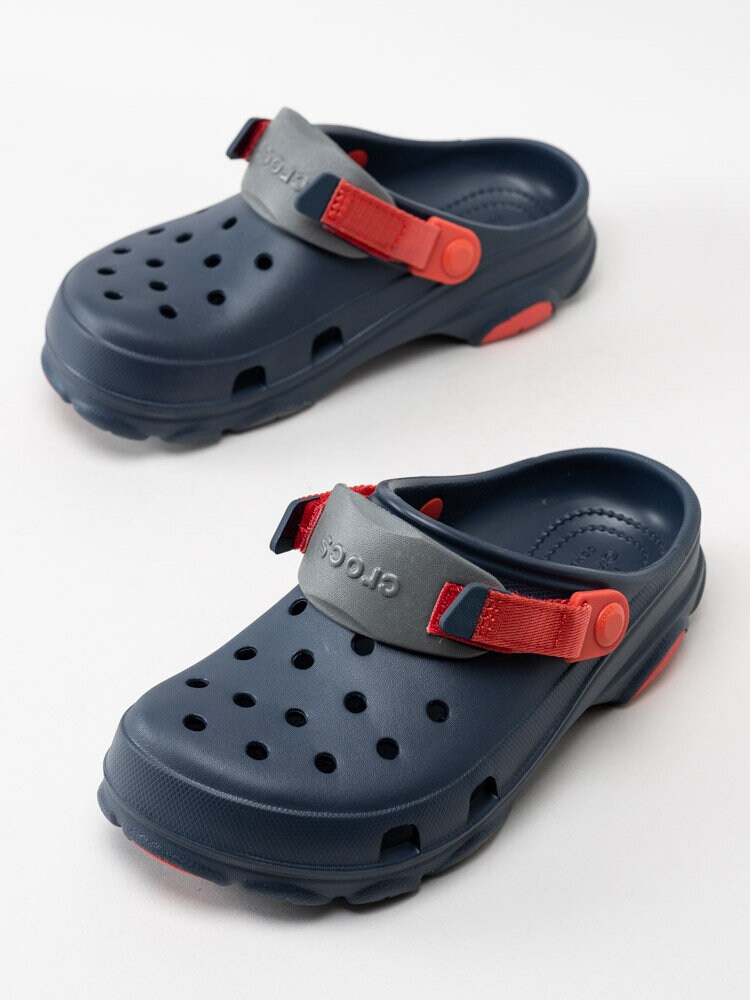 Crocs - Classic All Terrain Clog K - Marinblå tofflor med röd löstagbar rem