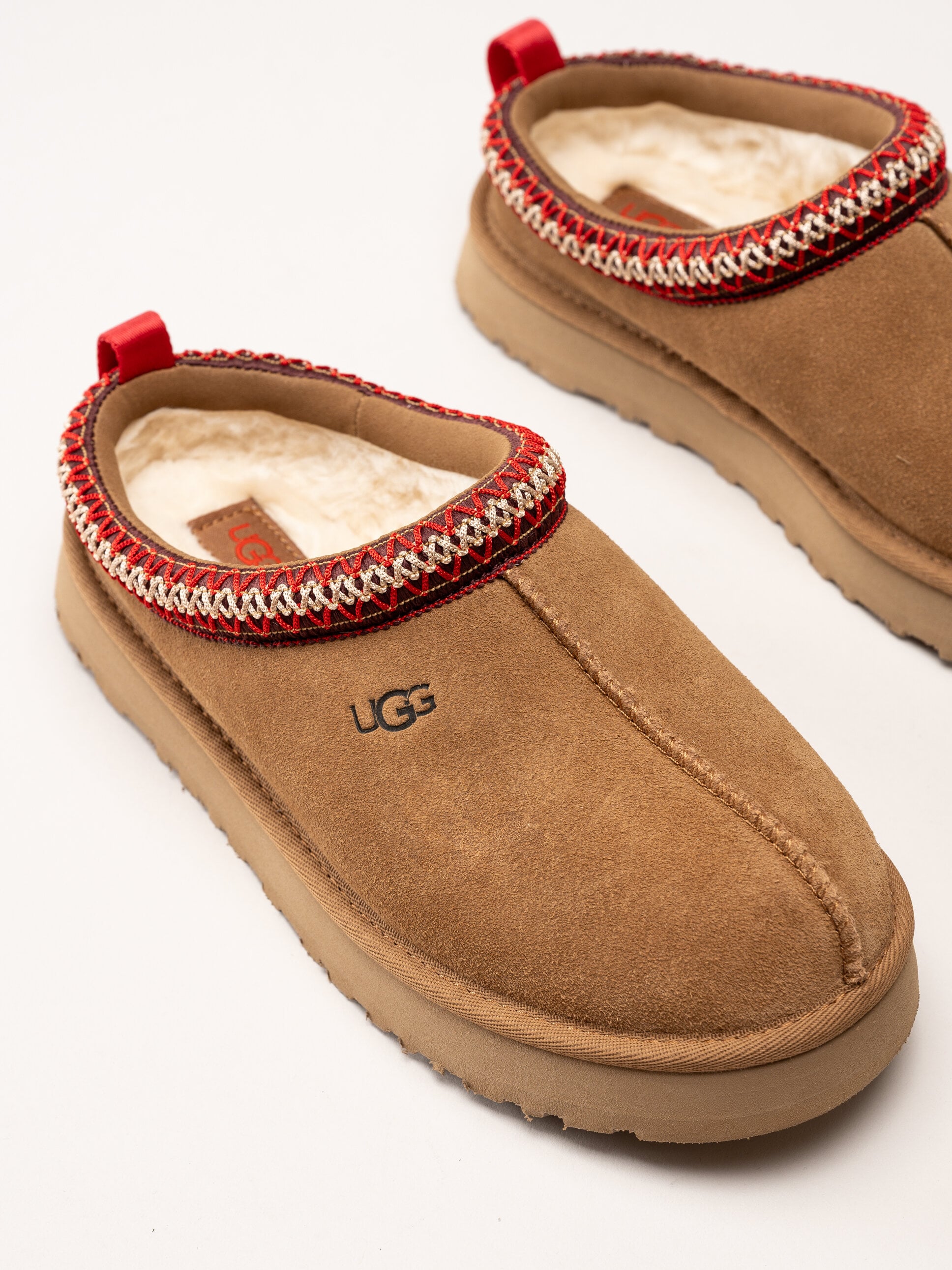 UGG - K Tazz - Ljusbruna fårskinnsfodrade tofflor i mocka