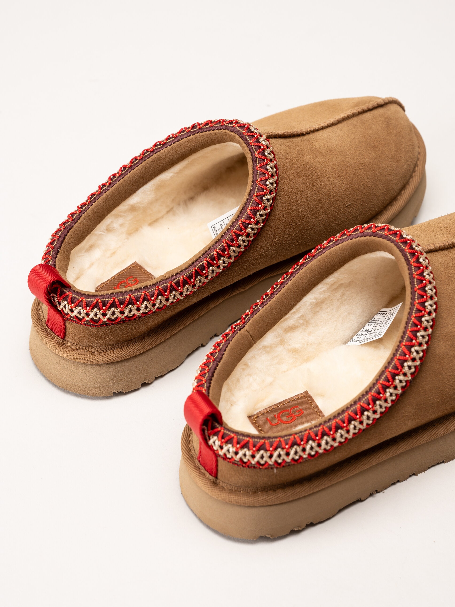 UGG - K Tazz - Ljusbruna fårskinnsfodrade tofflor i mocka