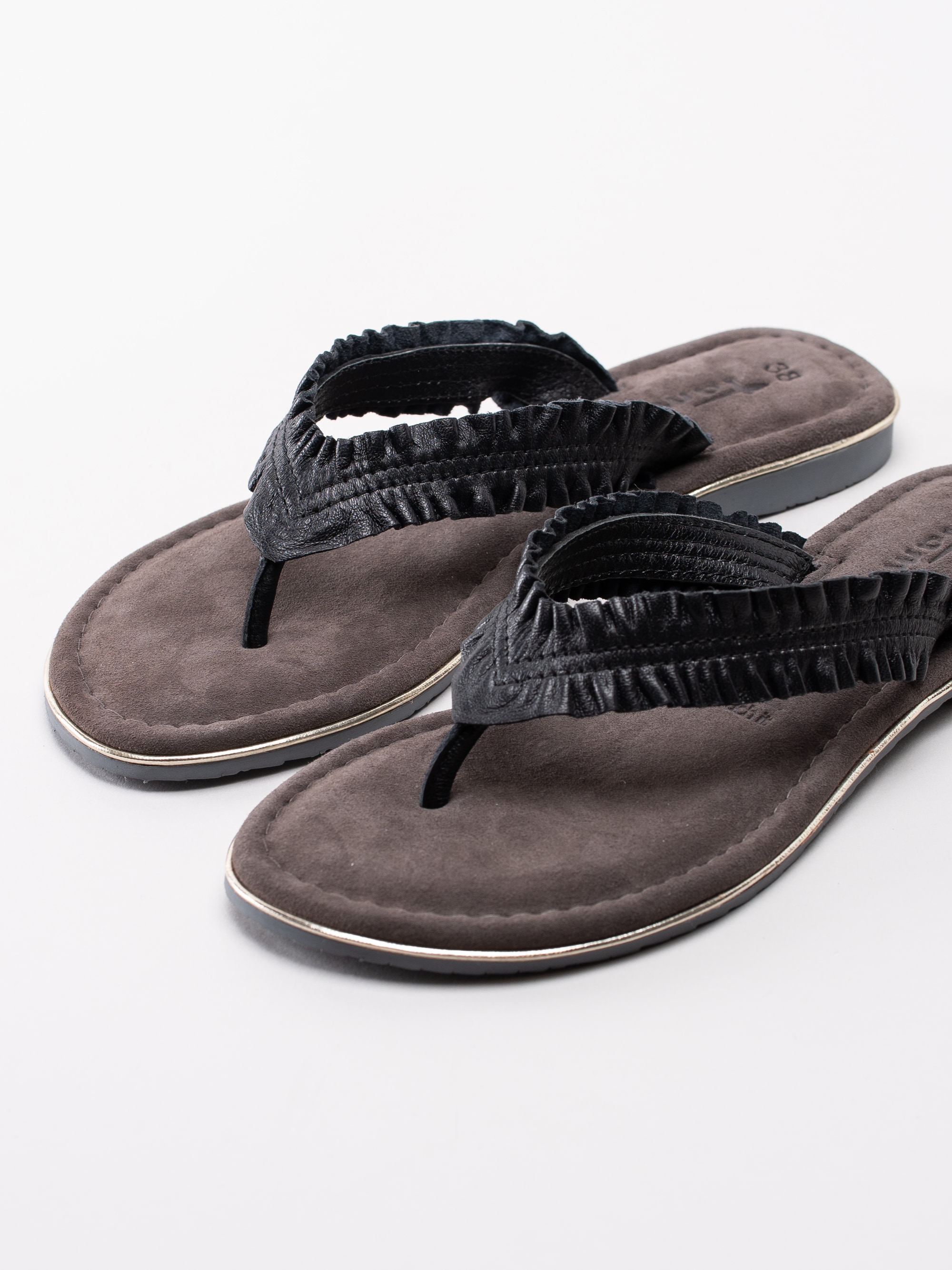 65191080 Tamaris 1-27110-22-001 svarta flip flops sandaler med volang-6