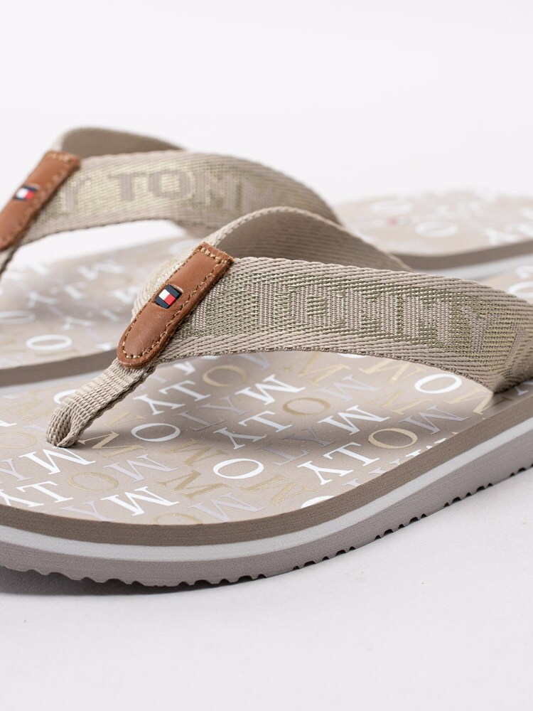 65201071 Tommy Hilfiger Tommy Metallic Flat Beach Sandals FW04807-AEP Beige flip-flops med loggor-7