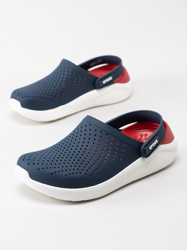 Crocs - LiteRide Clog - Mörkblå tofflor med röd sula