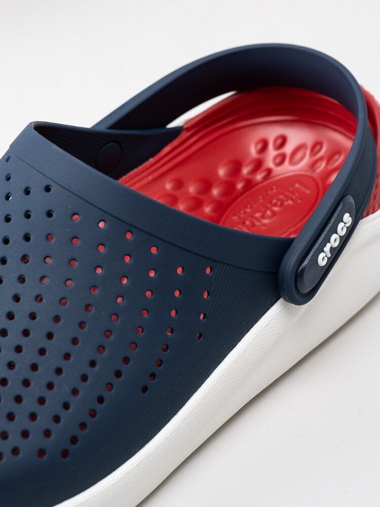 Crocs - LiteRide Clog - Mörkblå tofflor med röd sula