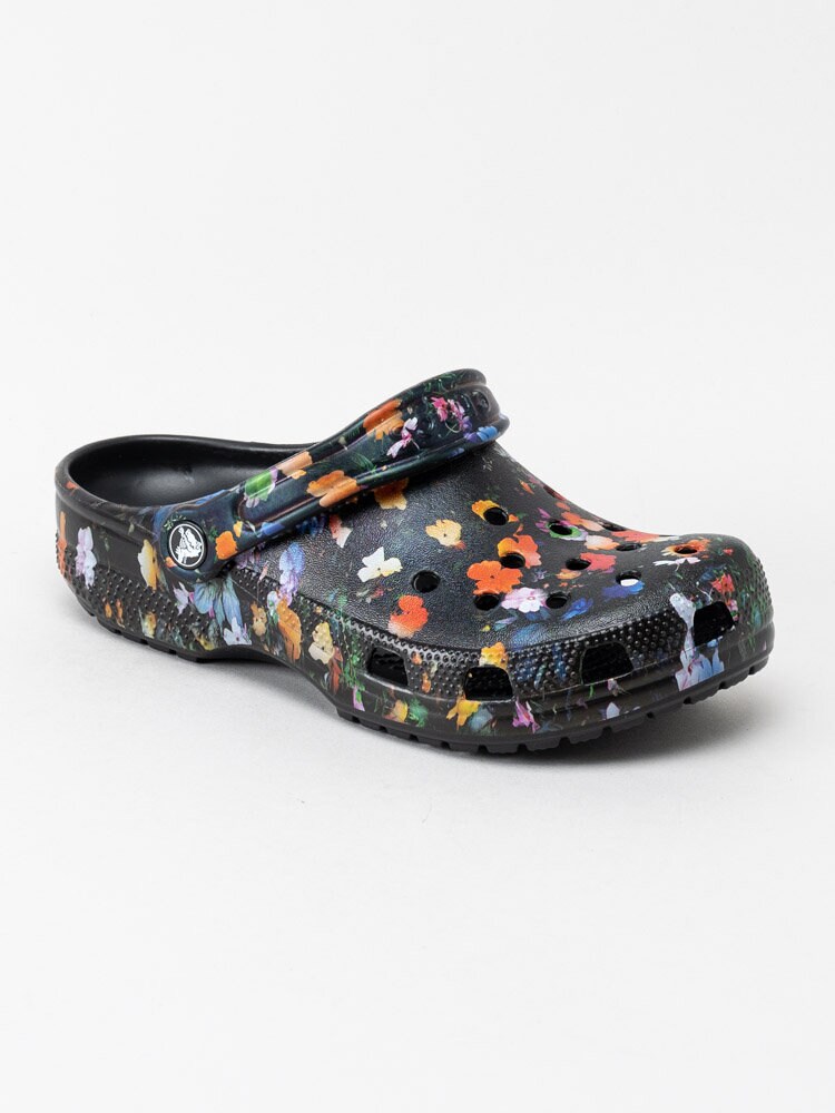 Crocs - Classic Printed Floral Clog - Svarta multifärgade tofflor med blommönster