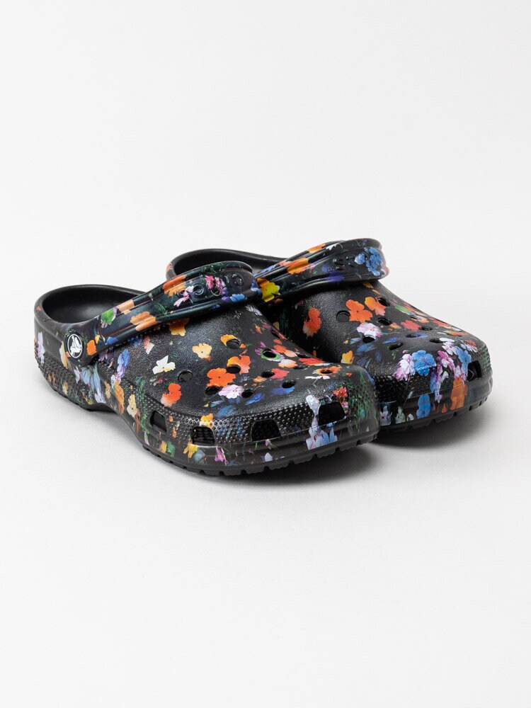 Crocs - Classic Printed Floral Clog - Svarta multifärgade tofflor med blommönster