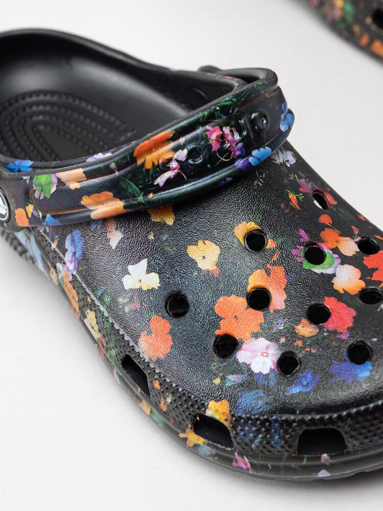 Crocs - Classic Printed Floral Clog - Svarta multifärgade tofflor med blommönster