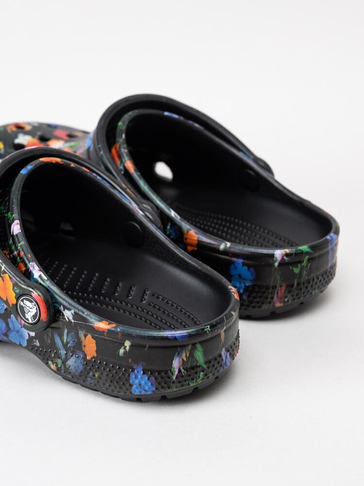 Crocs - Classic Printed Floral Clog - Svarta multifärgade tofflor med blommönster