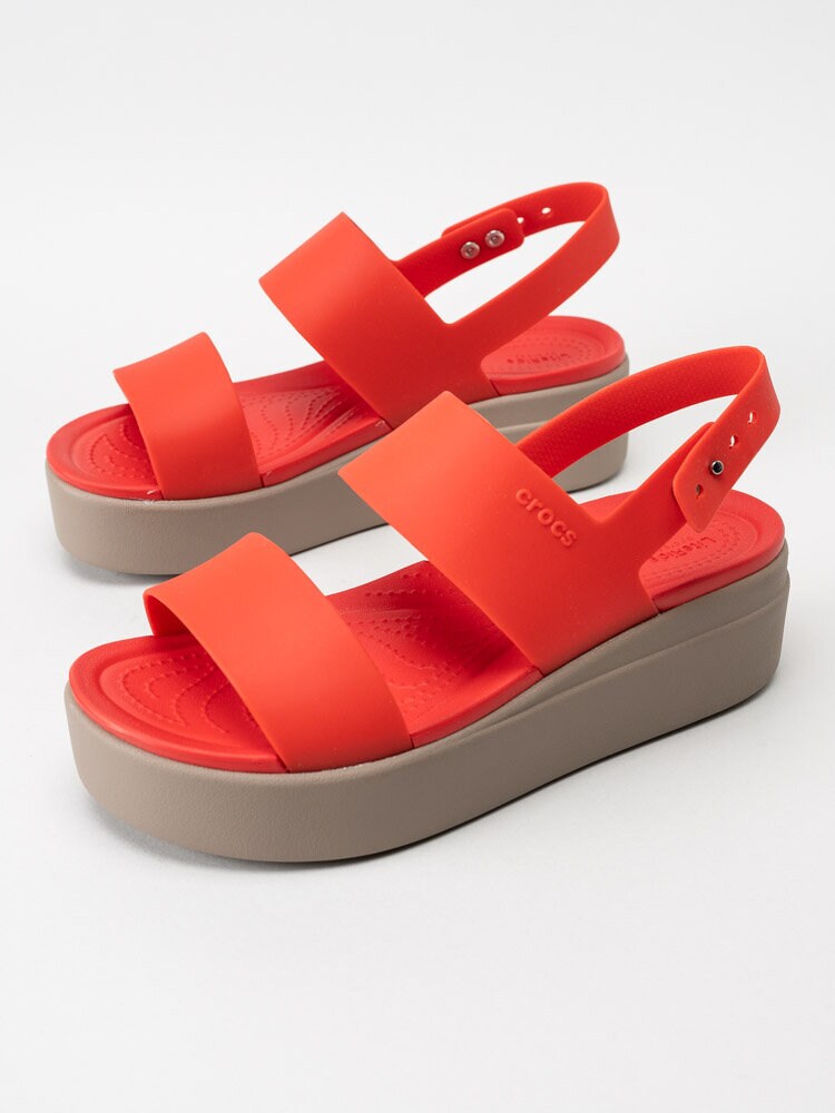 Crocs - Brooklyn low wedge - Röda platåsandaler