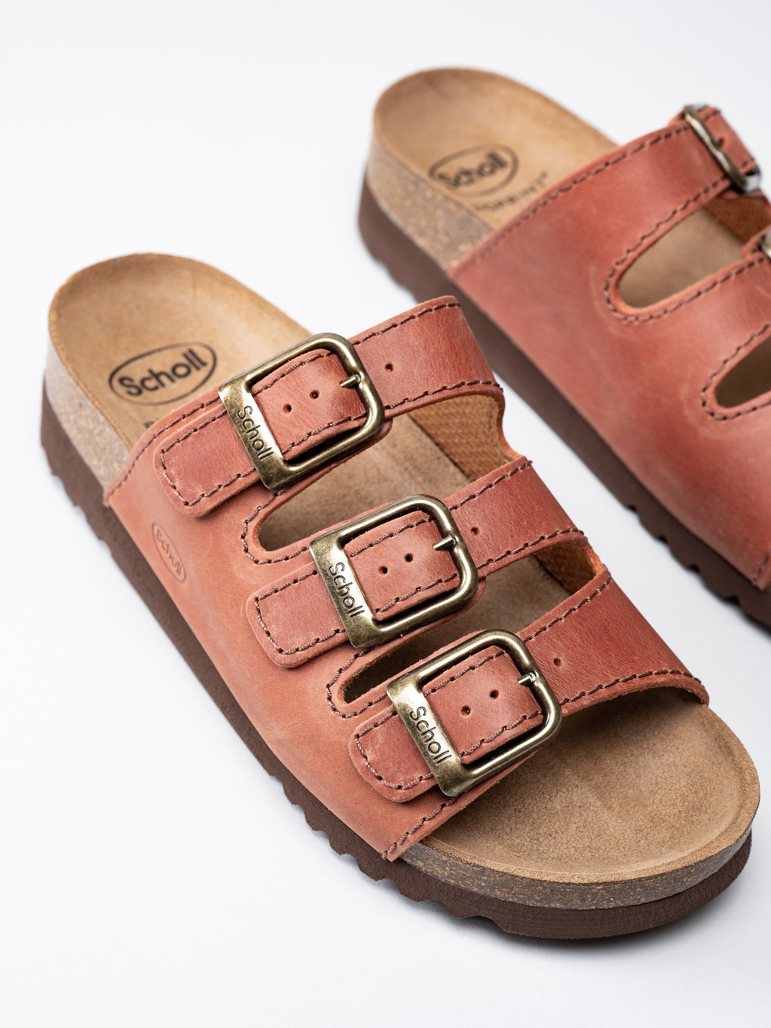 Scholl - Rio Wedge AD - Rödbruna slip in sandaler med tre remmar