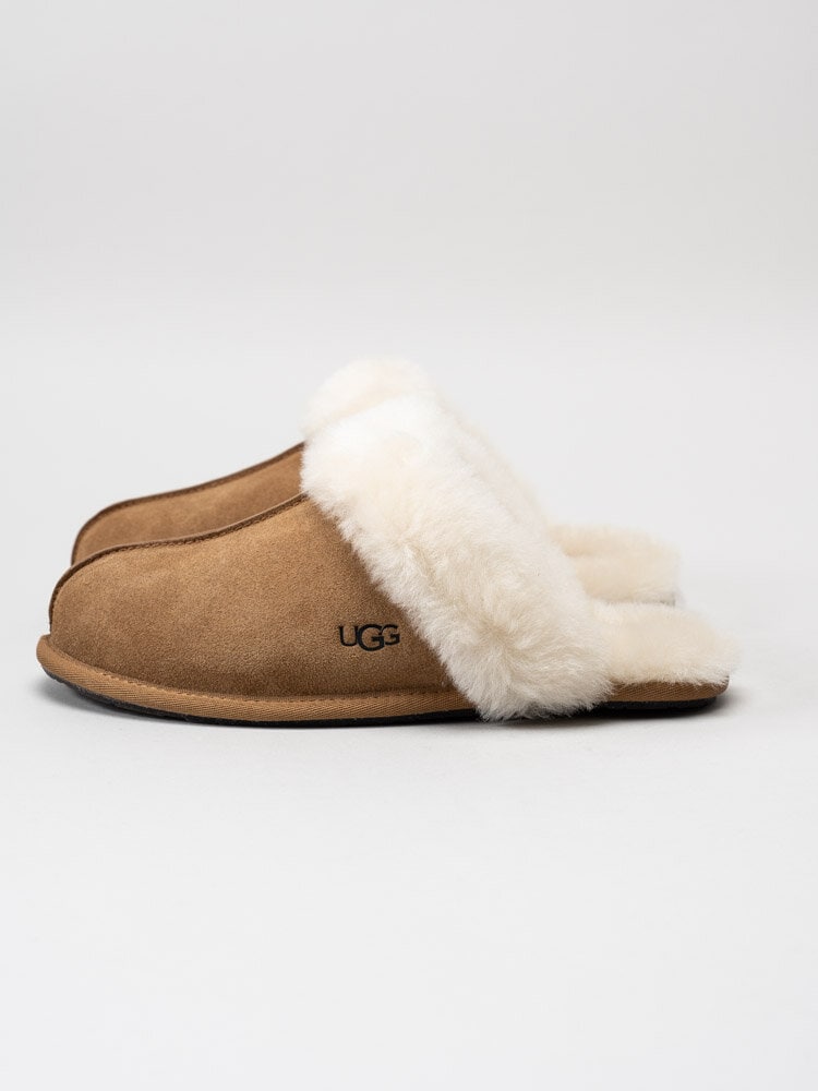 UGG - W Scuffette II - Ljusbbruna fårskinnsfodrade tofflor i mocka