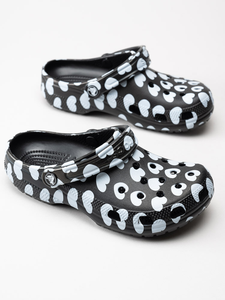 Crocs - Classic Heart Print Clog - Svarta badtofflor med hjärtmönster