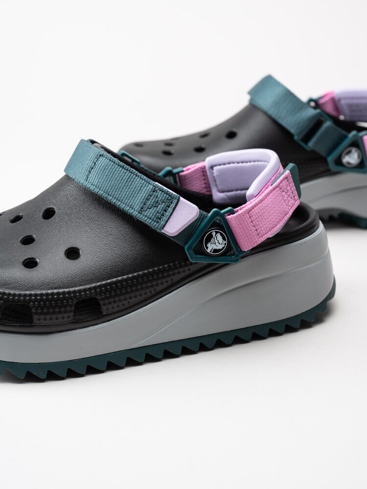 Crocs - Classic Hiker Clog - Svartgrå badtofflor med platå