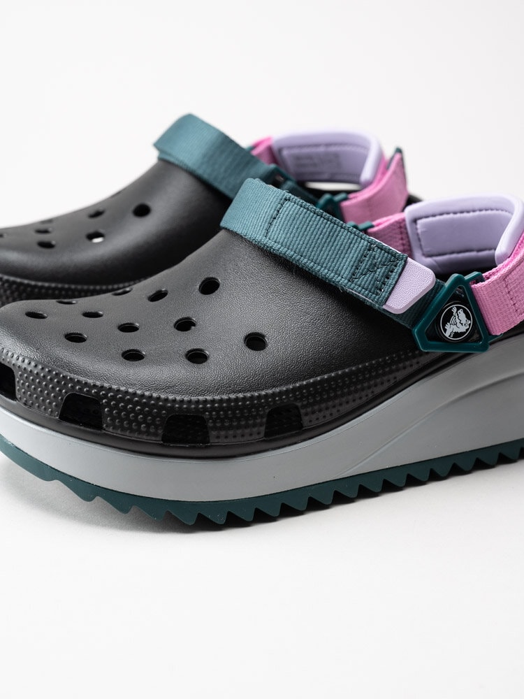 Crocs - Classic Hiker Clog - Svartgrå badtofflor med platå