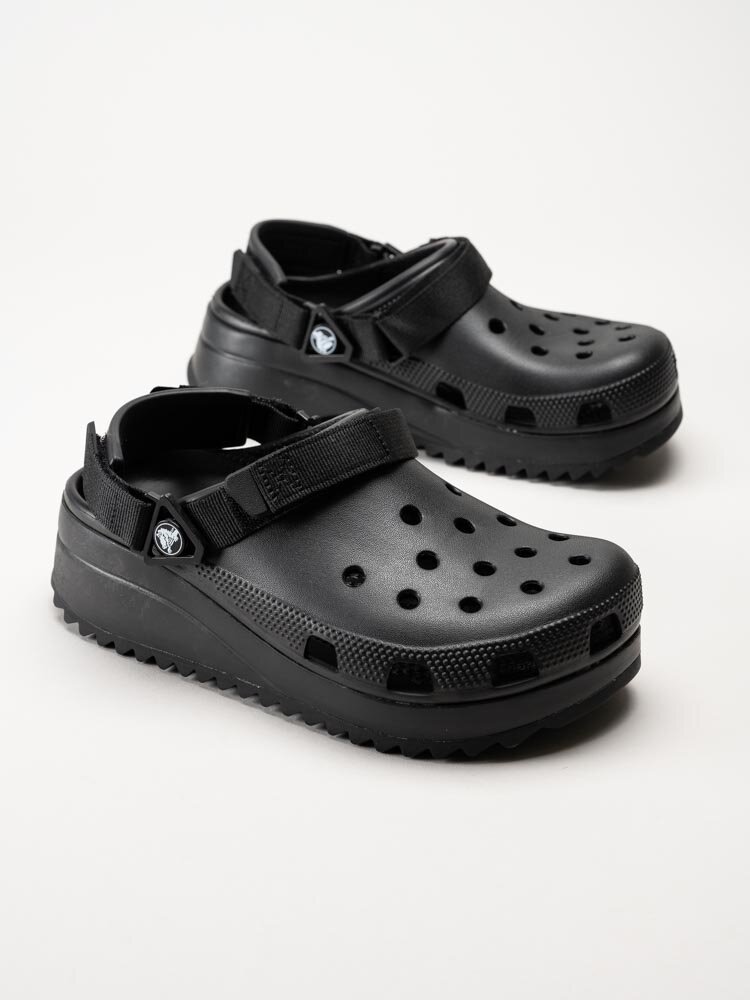 Crocs - Classic Hiker Clog - Svarta badtofflor med platå