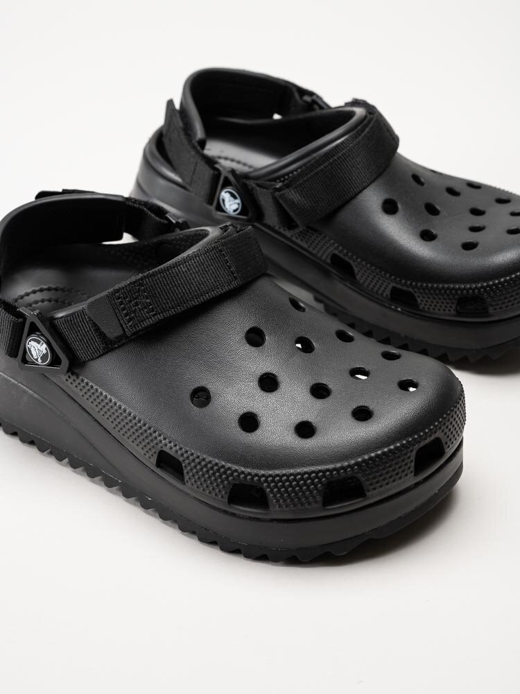 Crocs - Classic Hiker Clog - Svarta slip in tofflor med platå