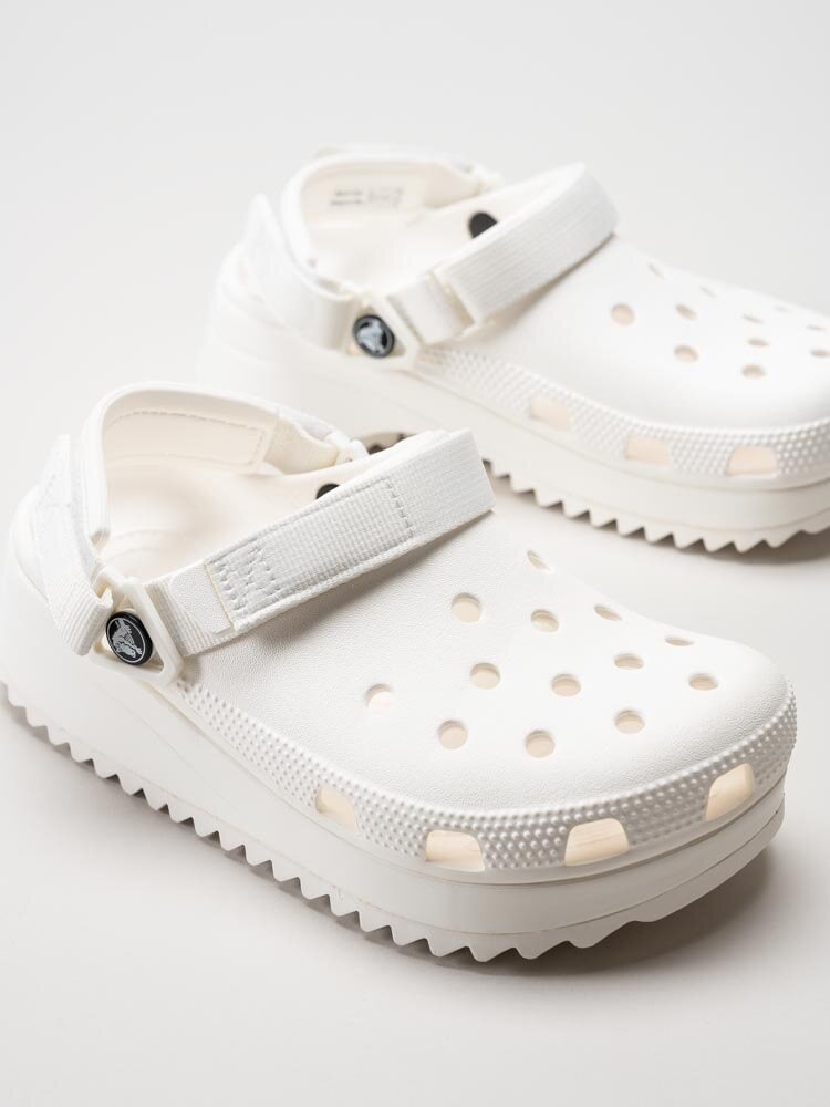 Crocs - Classic Hiker Clog - Vita slip in tofflor med platå
