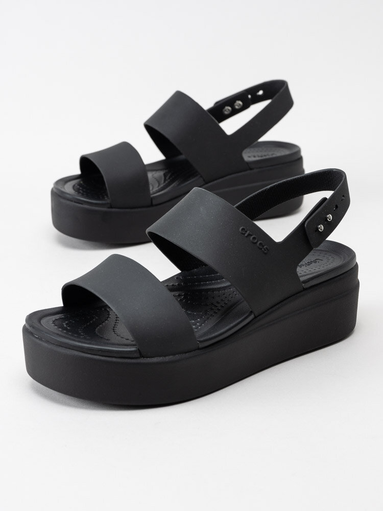 Crocs - Brooklyn Low Wedge - Svarta platåsandaler