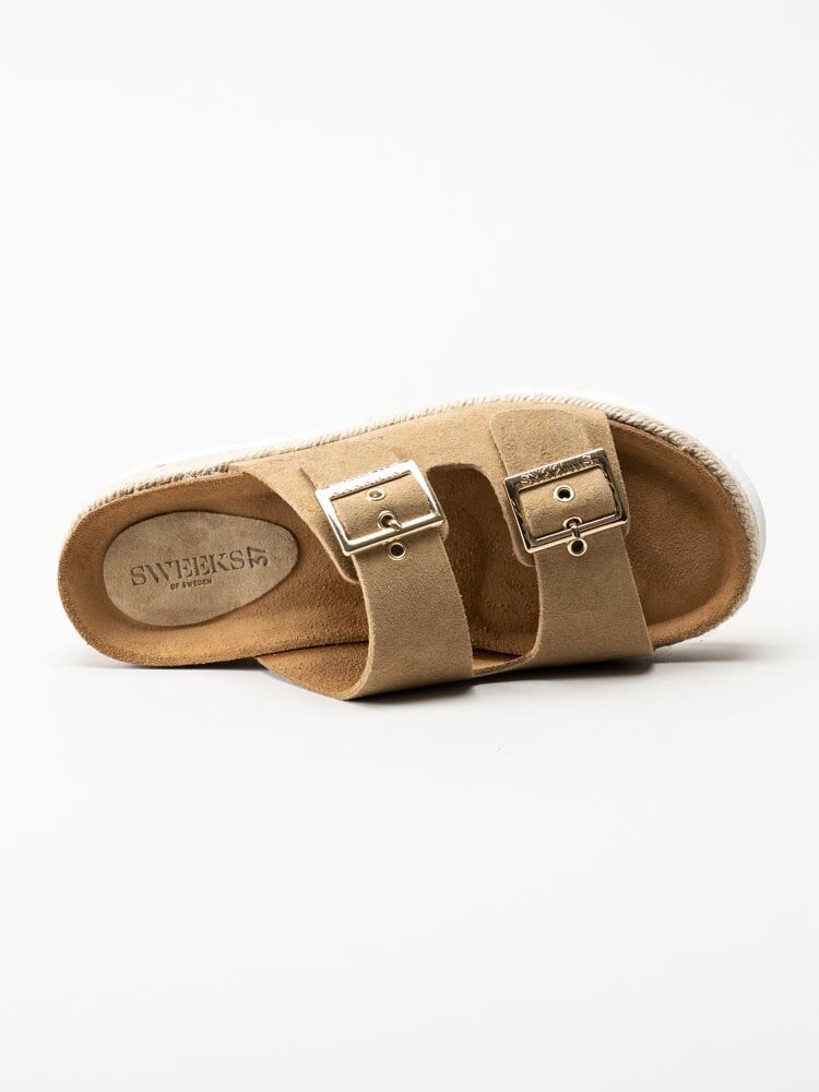 Sweeks - Sonja - Beige slip-in sandaler i mocka med guldspännen