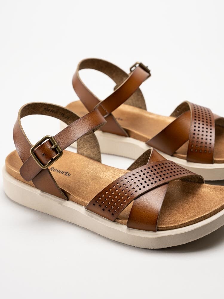 CC Resorts - Ljusbruna sandaler med korslagda remmar