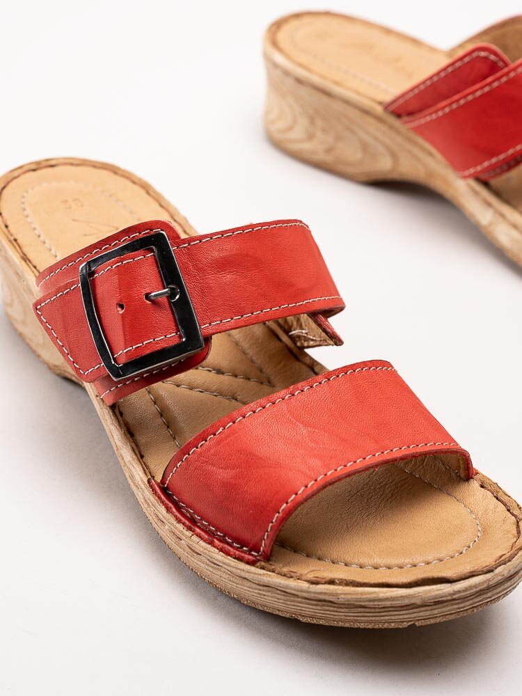 Andrea Conti - Röda sandaletter i skinn