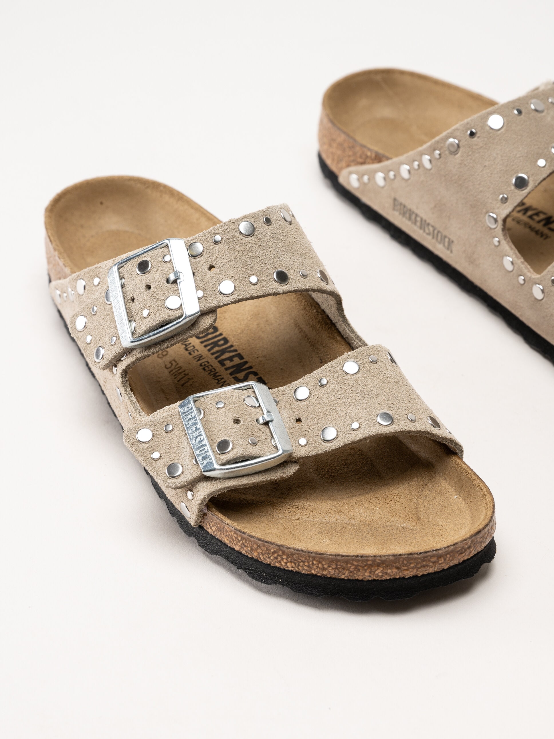 Birkenstock - Arizona Rivet Border - Beige slip in sandaler i mocka med nitar