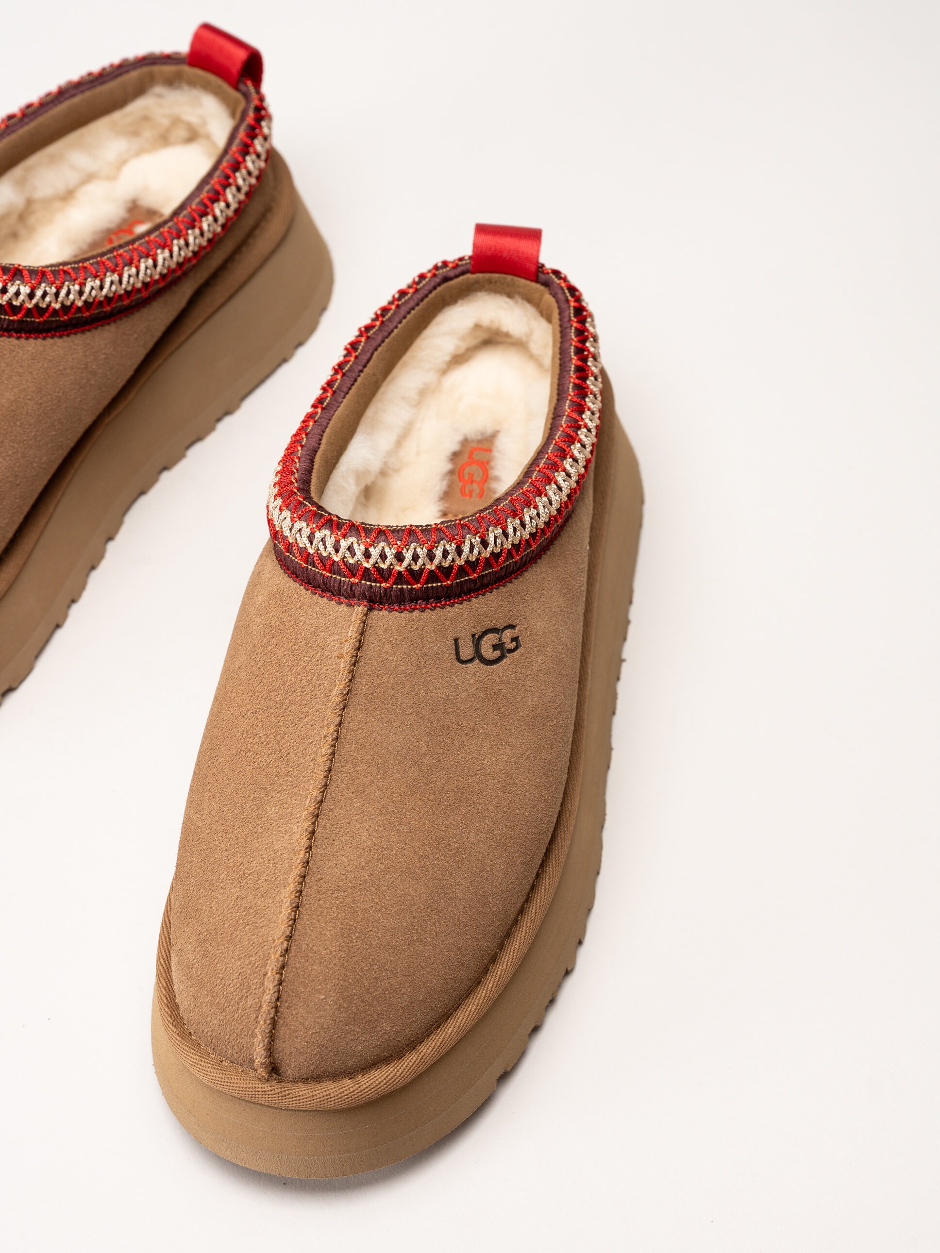 UGG - W Tazz II - Ljusbruna fårskinnsfodrade tofflor i mocka