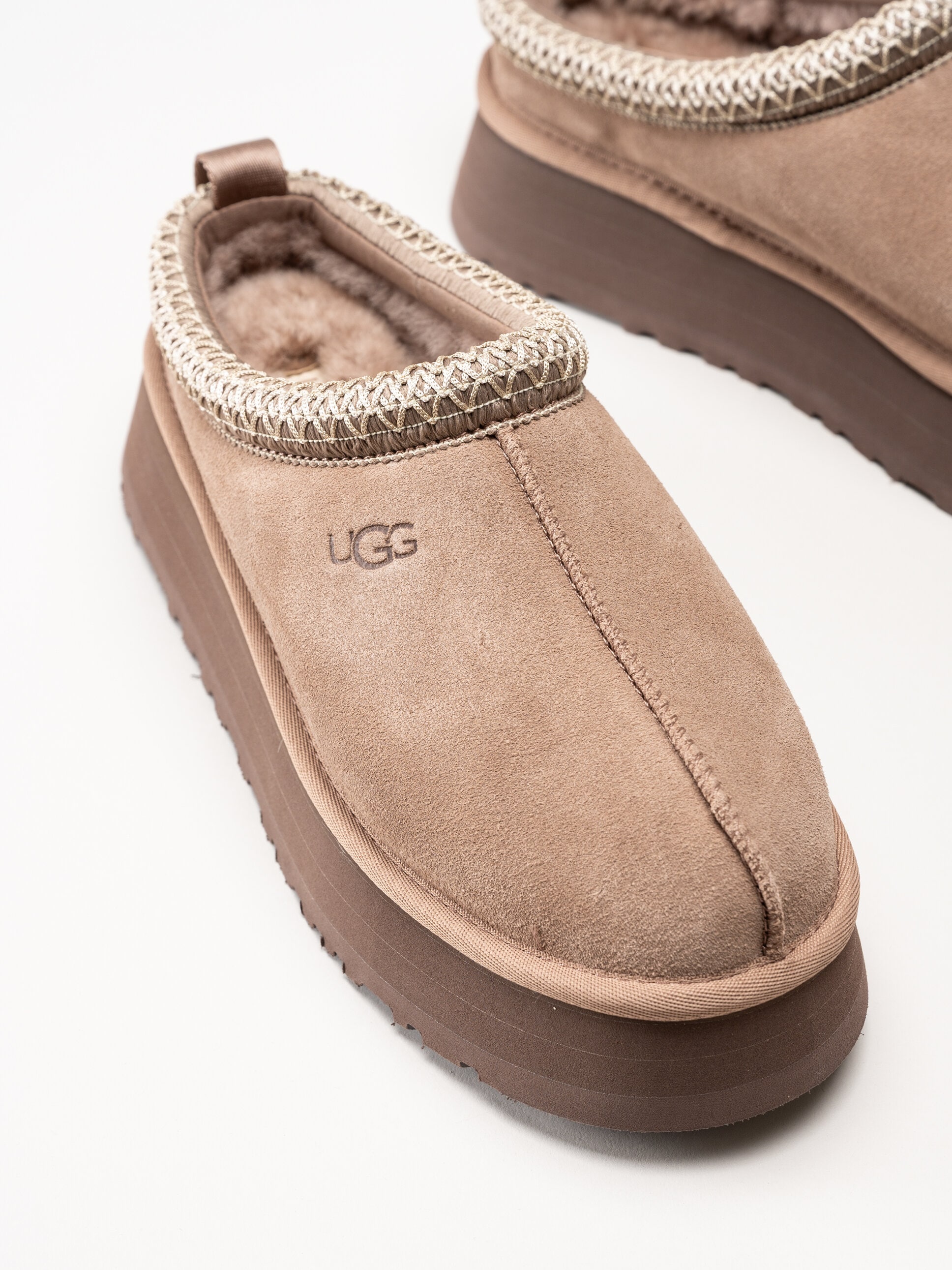 UGG - W Tazz II - Bruna fårskinnsfodrade tofflor i mocka
