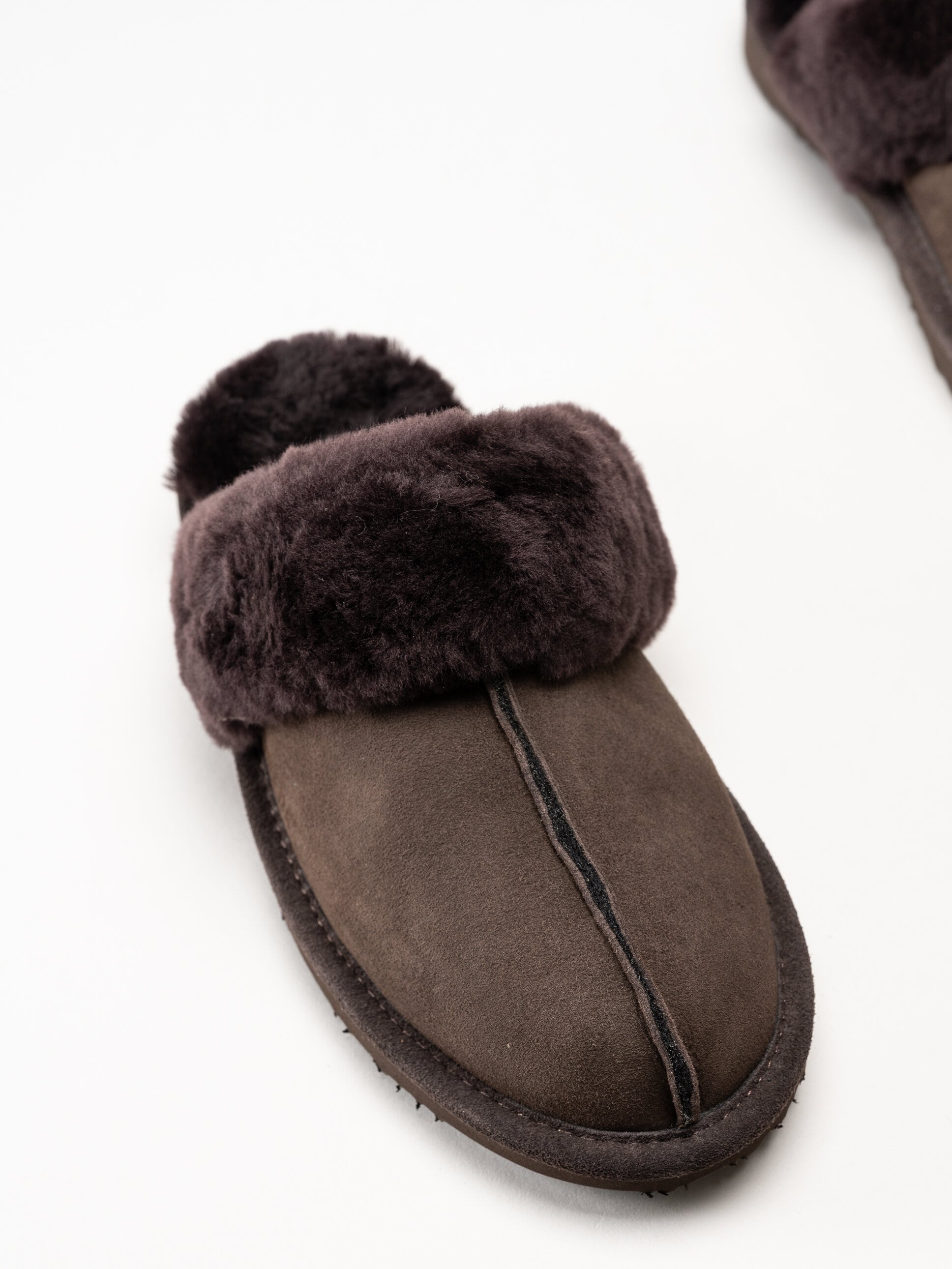 Axelda - Nancy - Mörkbruna fårskinnsfodrade tofflor