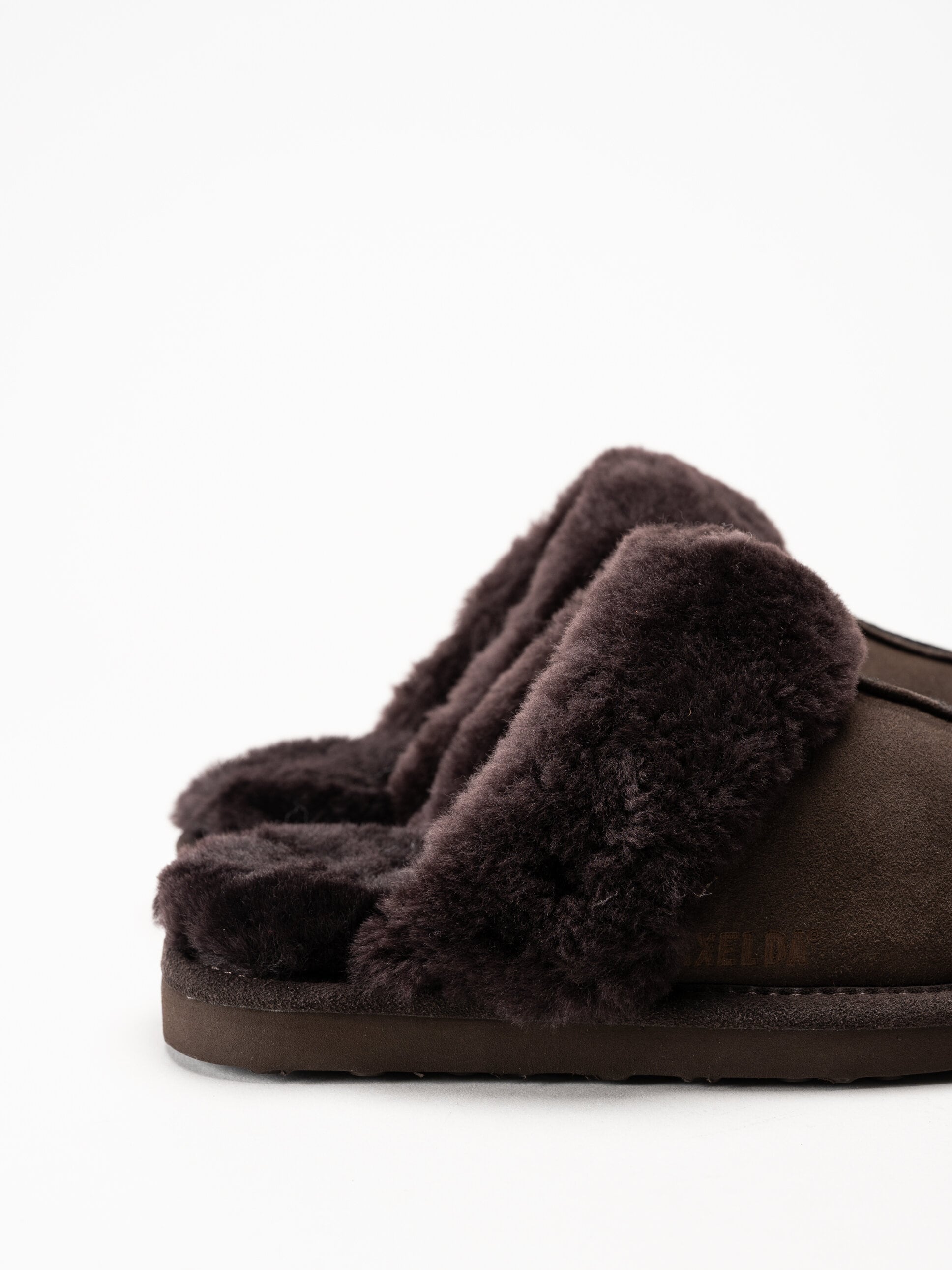 Axelda - Nancy - Mörkbruna fårskinnsfodrade tofflor
