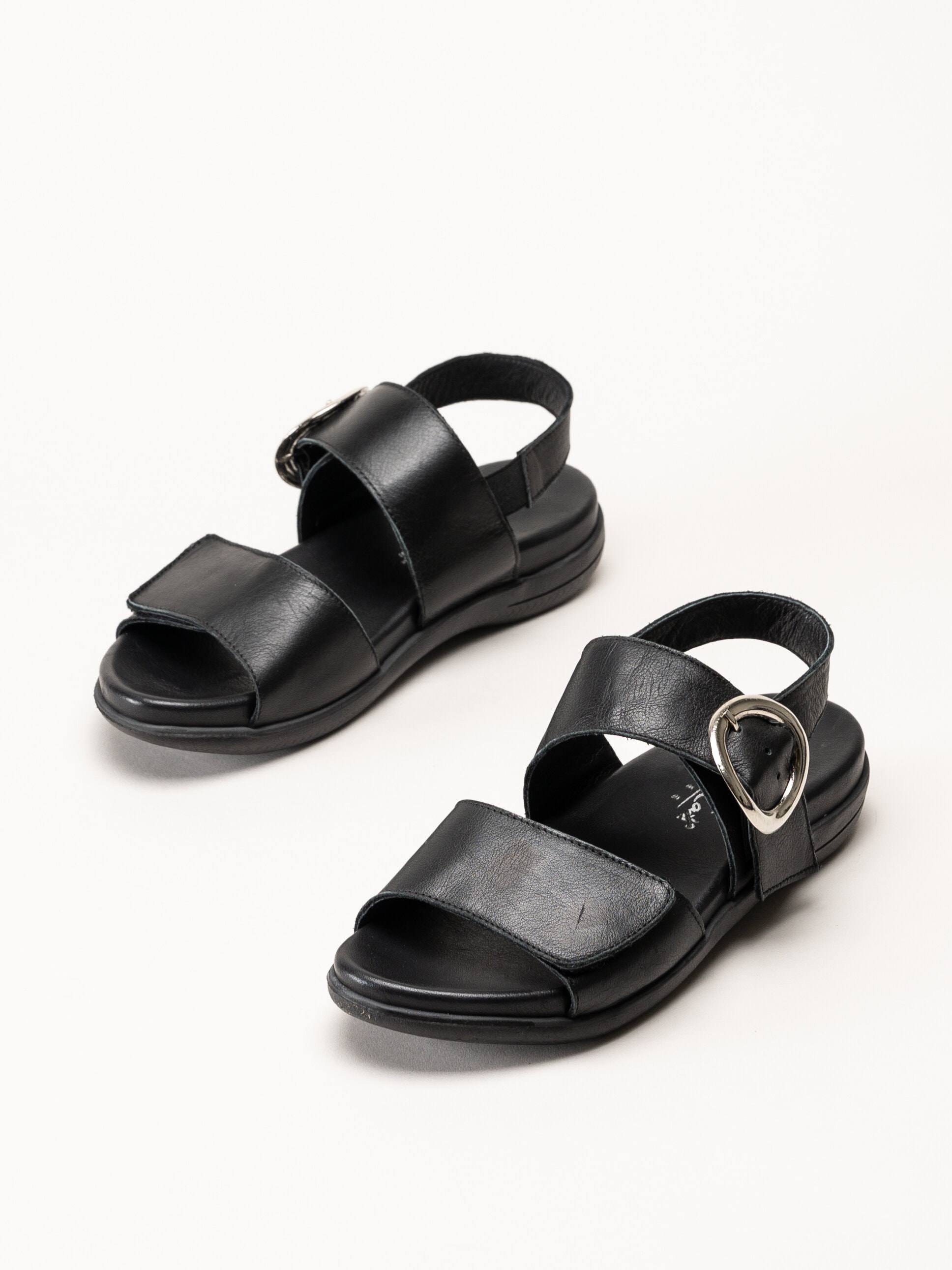 Andrea Conti - Svarta sandaler
