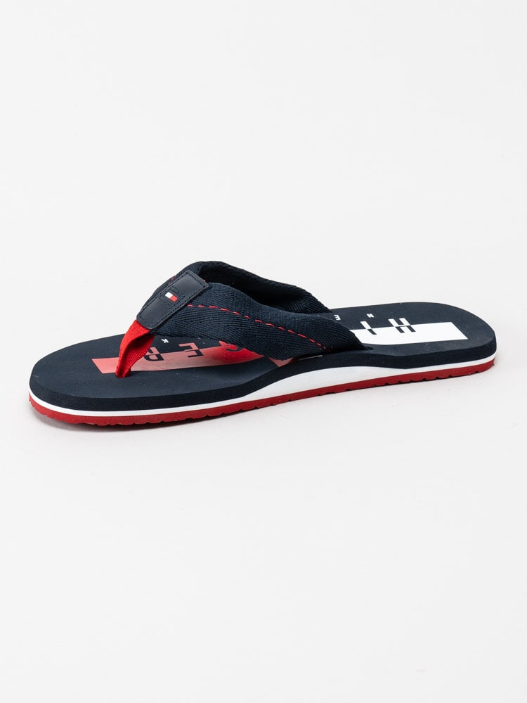 Tommy Hilfiger - Badge Beach Sandal - Marinblå flip flop med röda detaljer