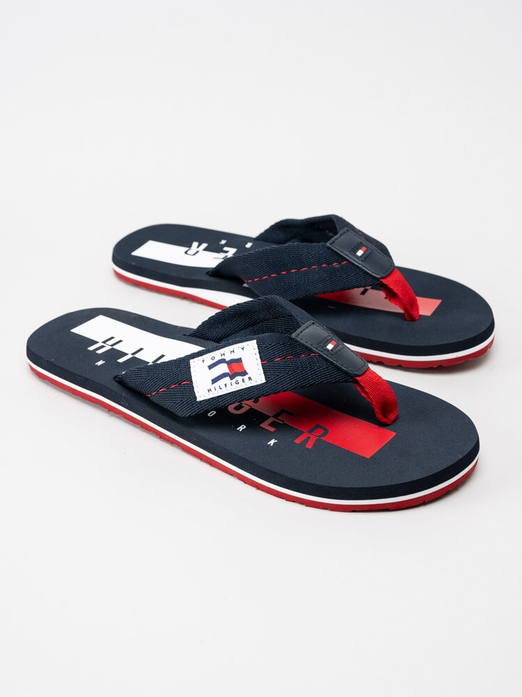 Tommy Hilfiger - Badge Beach Sandal - Marinblå flip flop med röda detaljer