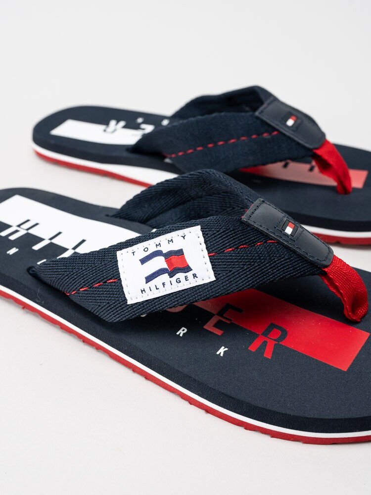Tommy Hilfiger - Badge Beach Sandal - Marinblå flip flop med röda detaljer