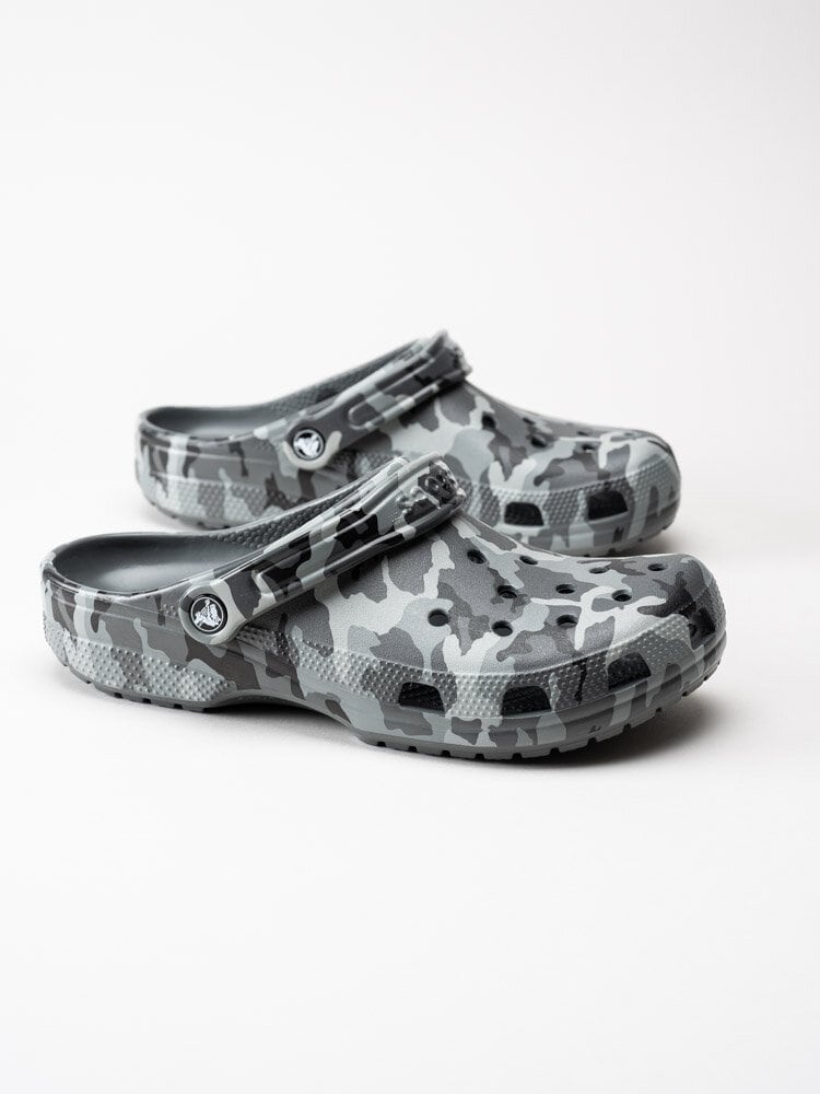 Crocs - Classic Printed Camo Clog - Grå kamouflagefärgade badtofflor