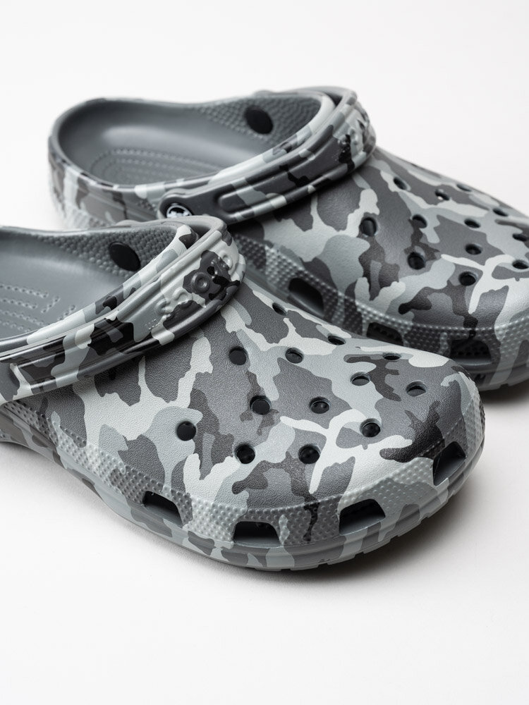 Crocs - Classic Printed Camo Clog - Grå kamouflagefärgade badtofflor