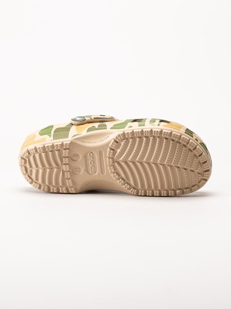 Crocs - Classic Printed Camo Clog - Camouflagefärgade slip in tofflor