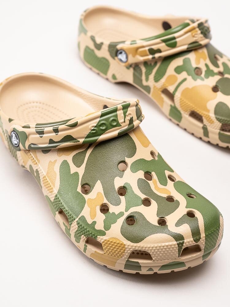 Crocs - Classic Printed Camo Clog - Camouflagefärgade badtofflor