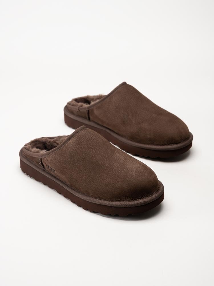 UGG - M Classic Slip On - Mörkbruna fodrade slip in tofflor