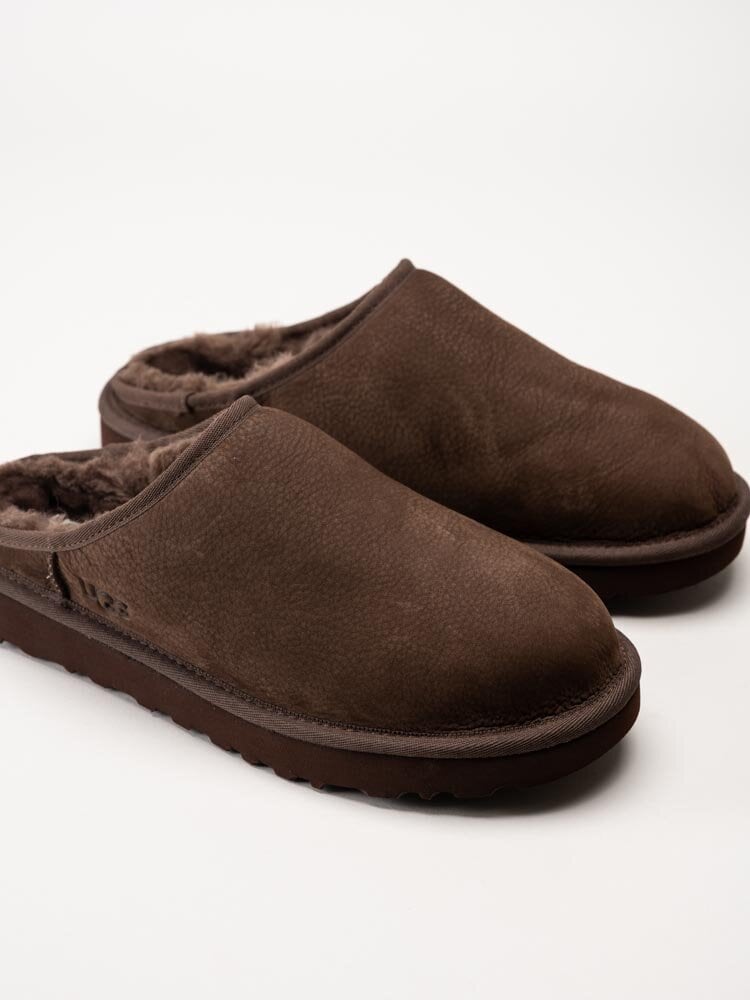 UGG - M Classic Slip On - Mörkbruna fodrade slip in tofflor