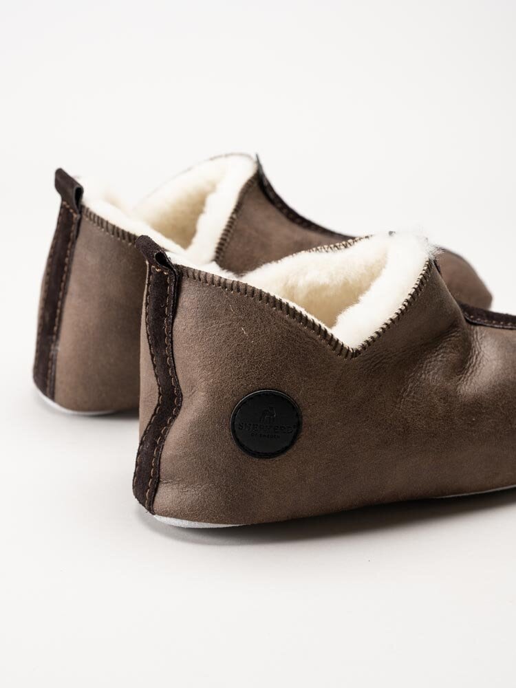 Shepherd - Henrik - Mörkbruna slip on fårskinnstofflor