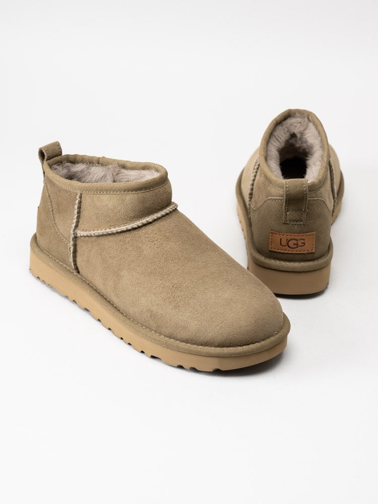 UGG - Classic Ultra Mini - Gröna fårskinnsfodrade låga vinterstövlar i mocka