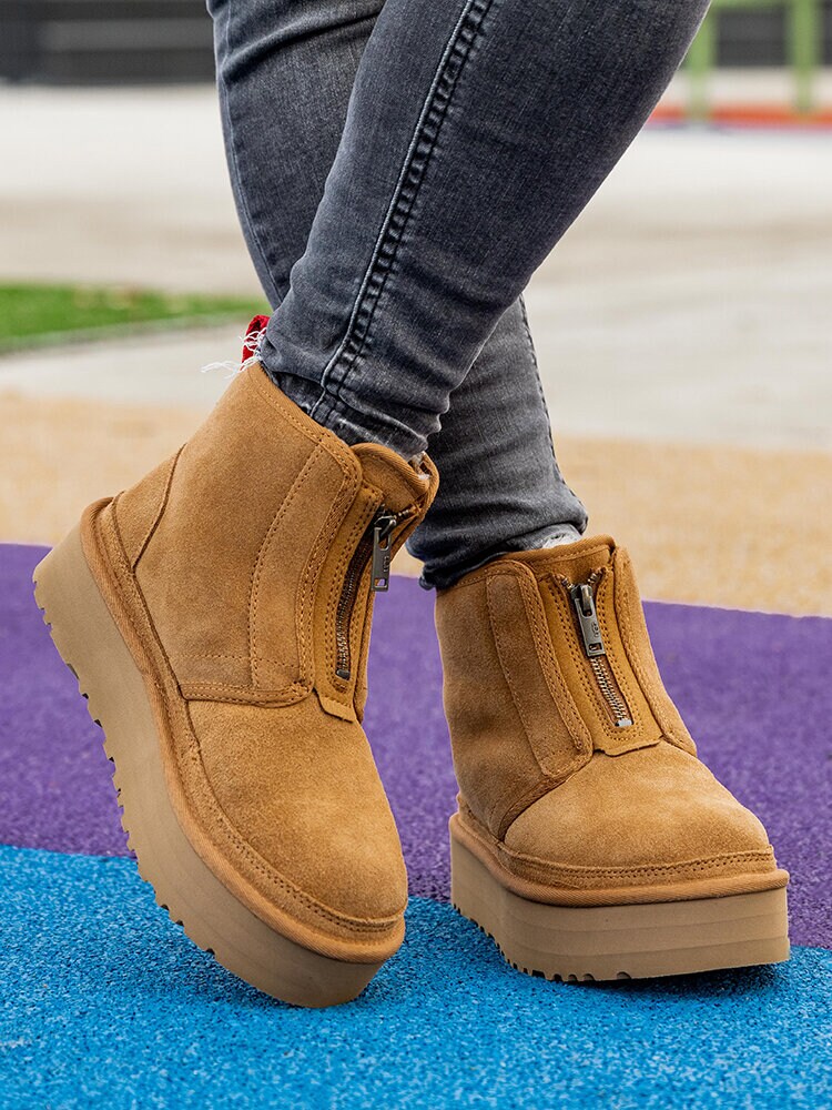 UGG - W Neumel Platform Zip - Ljusbruna ullfodrade vinterstövlar med platåsula