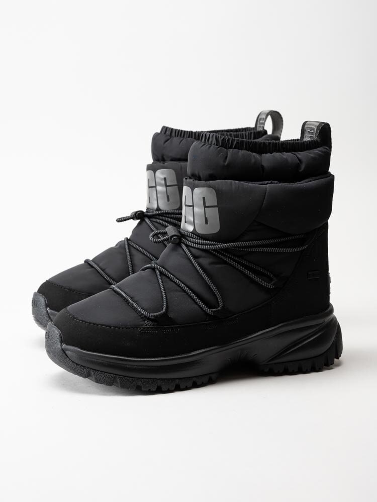 UGG - W Yose Puffer Mid - Svarta vinterboots