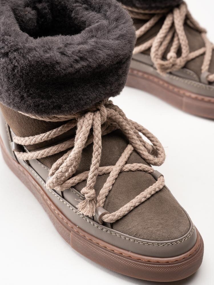 Inuikii - Classic High - Bruna höga fårskinnsfodrade boots i mocka