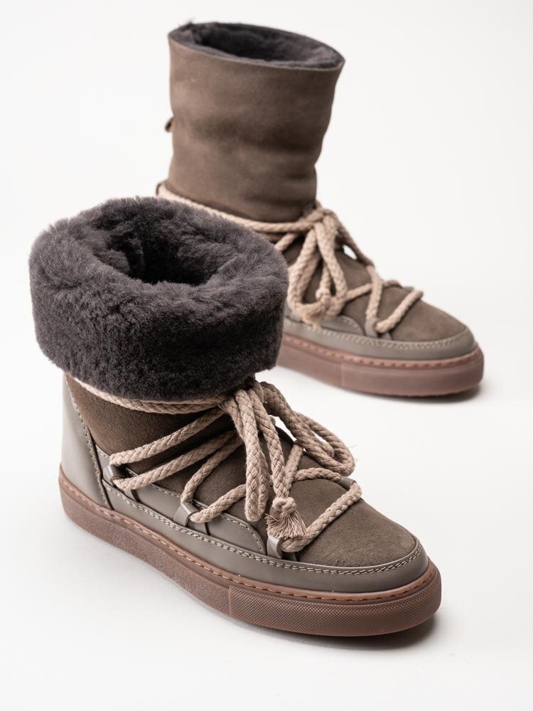 Inuikii - Classic High - Bruna höga fårskinnsfodrade boots i mocka