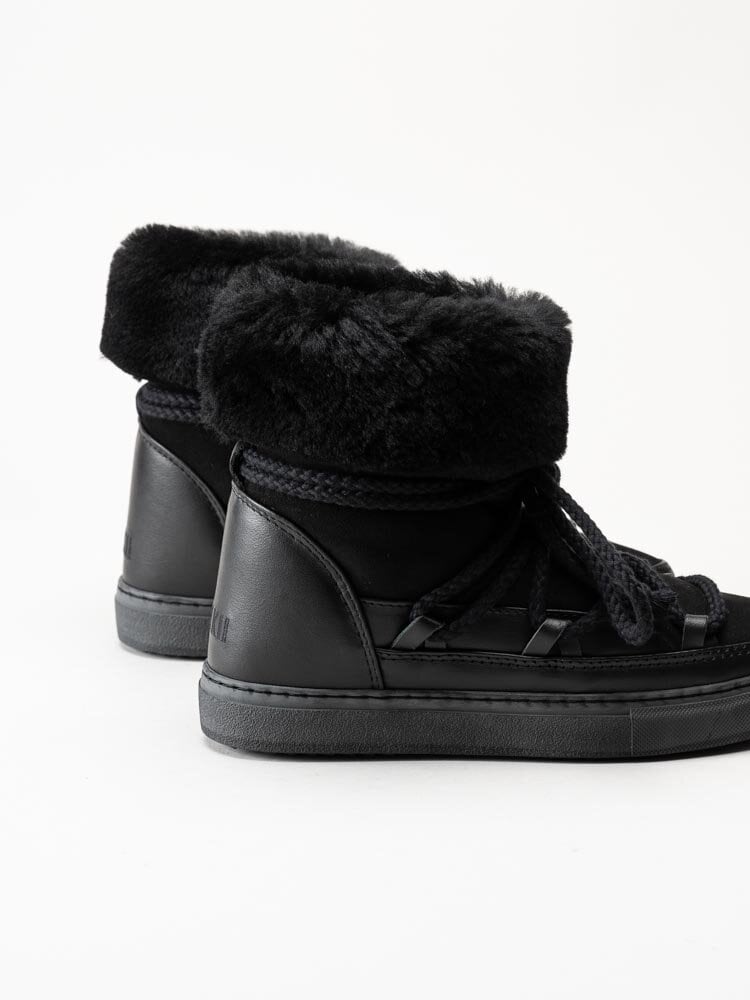 Inuikii - Classic High - Svarta höga fårskinnsfodrade boots i mocka